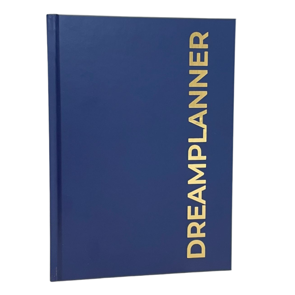 De Dreamplanner. Een koningsblauwe planner met gouden goudfolie letters in hoofdletters DREAMPLANNER